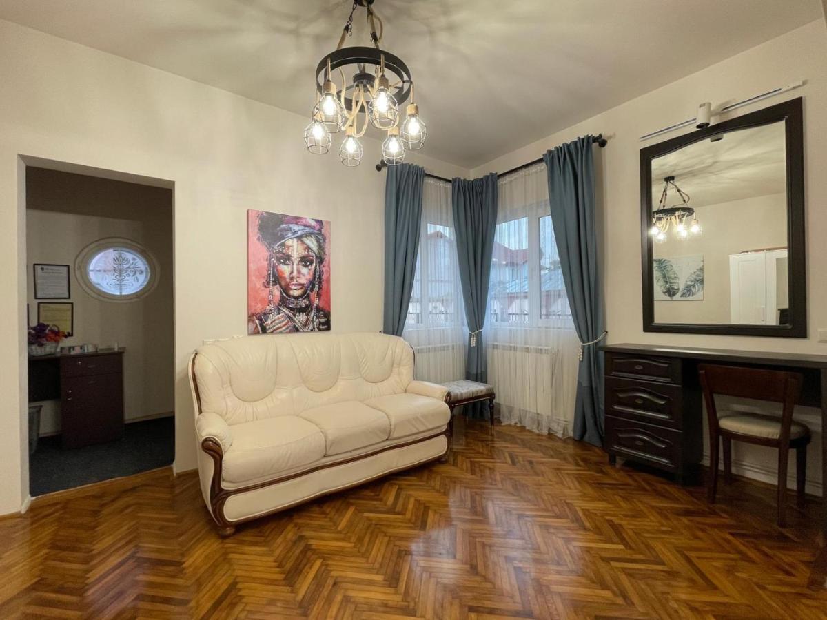 Premier Rooms 플로이에슈티 외부 사진