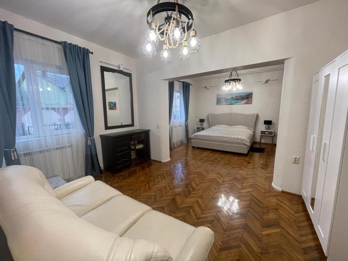 Premier Rooms 플로이에슈티 외부 사진